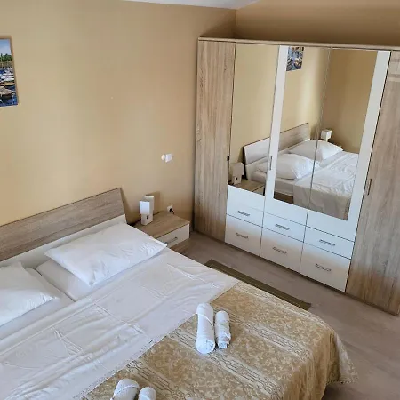 Leonardo Apartment *