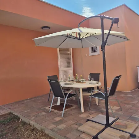 Leonardo Apartment *